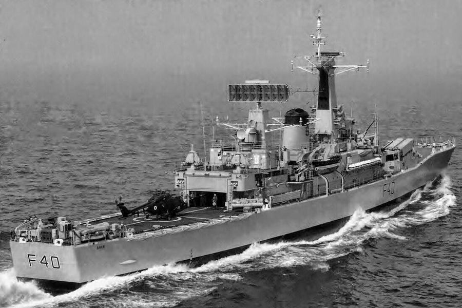 HMS Sirius (F40) stern view
